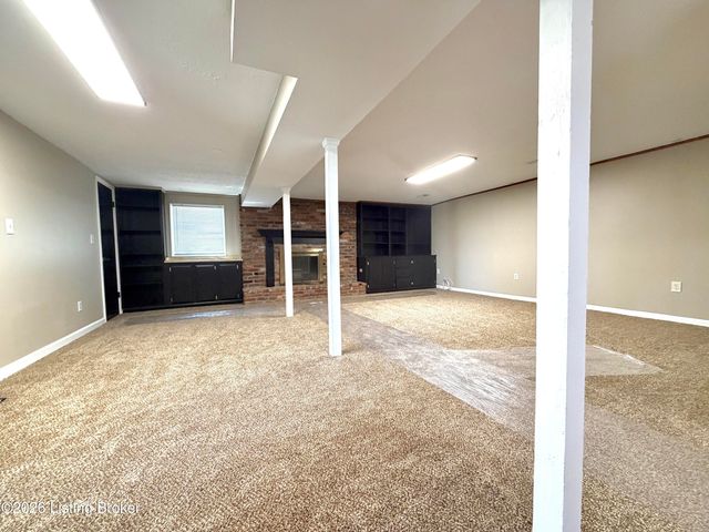 2402 High Pine Dr, Louisville, KY 40214