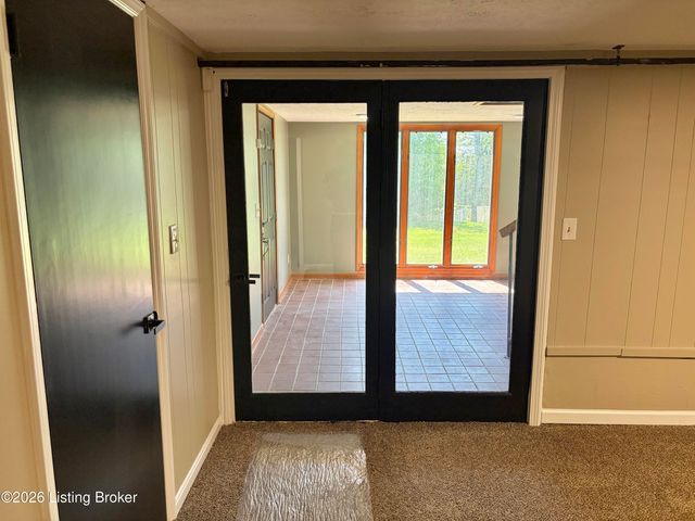 2402 High Pine Dr, Louisville, KY 40214