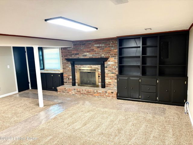 2402 High Pine Dr, Louisville, KY 40214