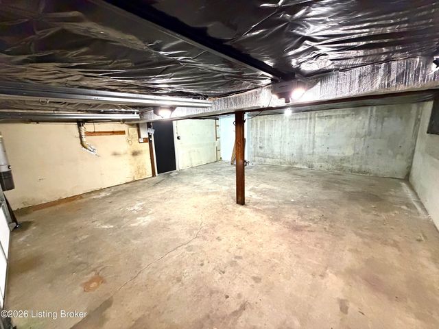 2402 High Pine Dr, Louisville, KY 40214