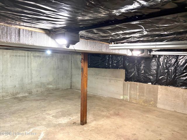 2402 High Pine Dr, Louisville, KY 40214