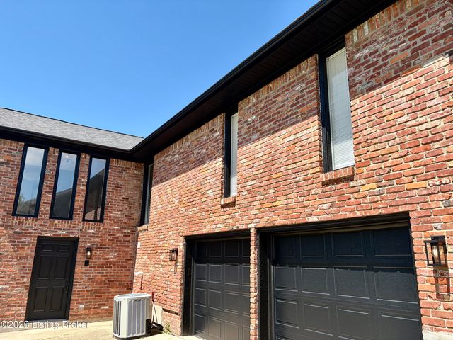 2402 High Pine Dr, Louisville, KY 40214