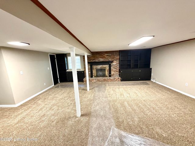 2402 High Pine Dr, Louisville, KY 40214