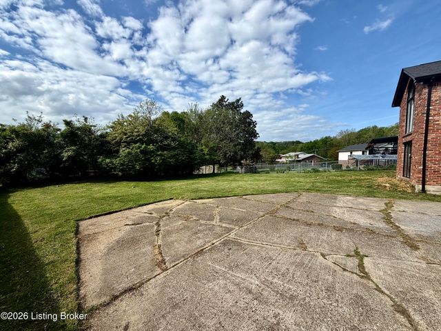 2402 High Pine Dr, Louisville, KY 40214