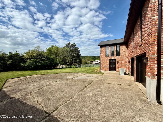 2402 High Pine Dr, Louisville, KY 40214