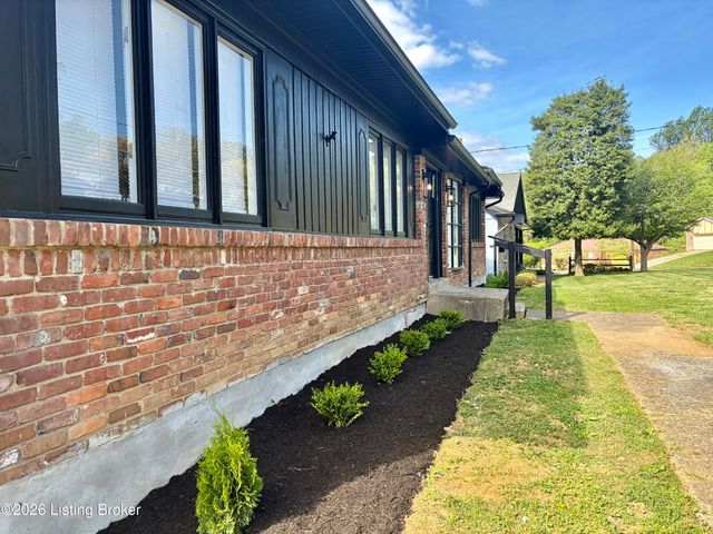 2402 High Pine Dr, Louisville, KY 40214