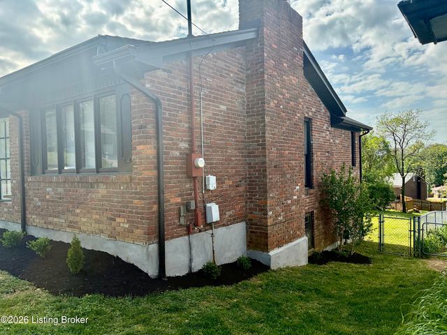 2402 High Pine Dr, Louisville, KY 40214