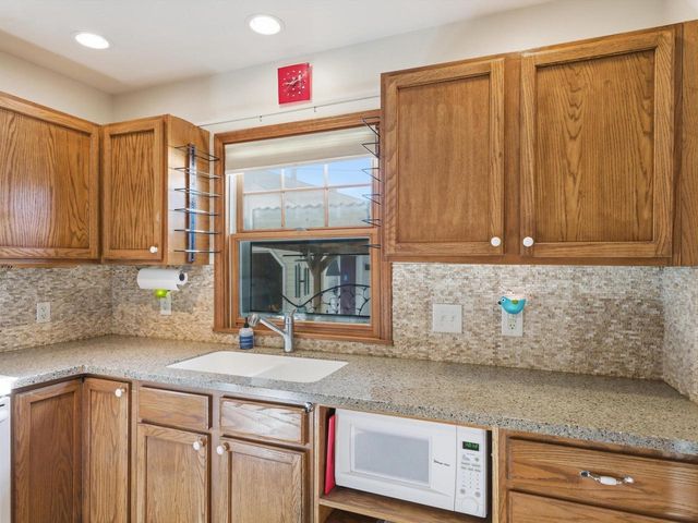 519 Riverview DRIVE, Manitowoc, WI 54220