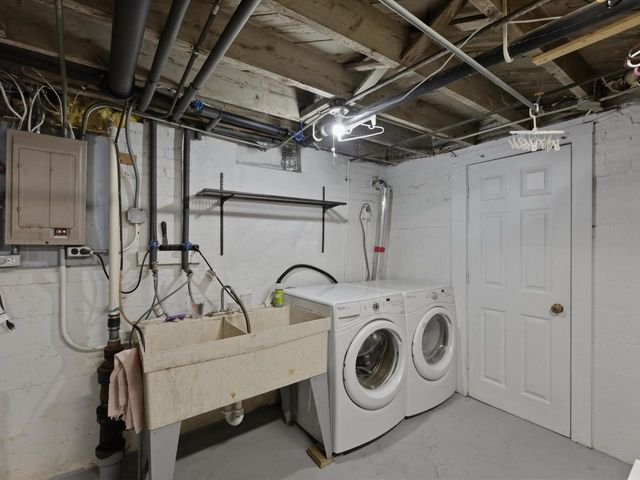 519 Riverview DRIVE, Manitowoc, WI 54220