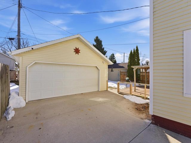 519 Riverview DRIVE, Manitowoc, WI 54220