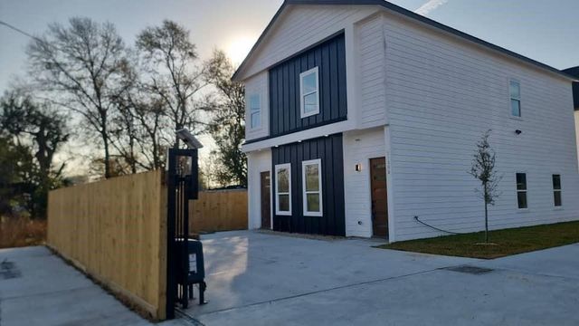 5130 Clover Street A, Houston, TX 77033