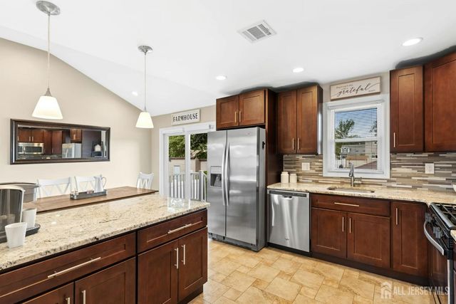 16 Neptune Place, Colonia, NJ 07067