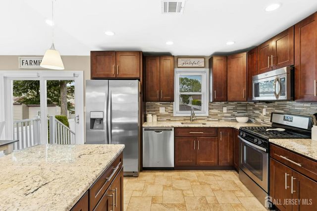 16 Neptune Place, Colonia, NJ 07067