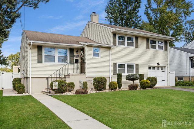16 Neptune Place, Colonia, NJ 07067