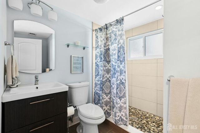 16 Neptune Place, Colonia, NJ 07067