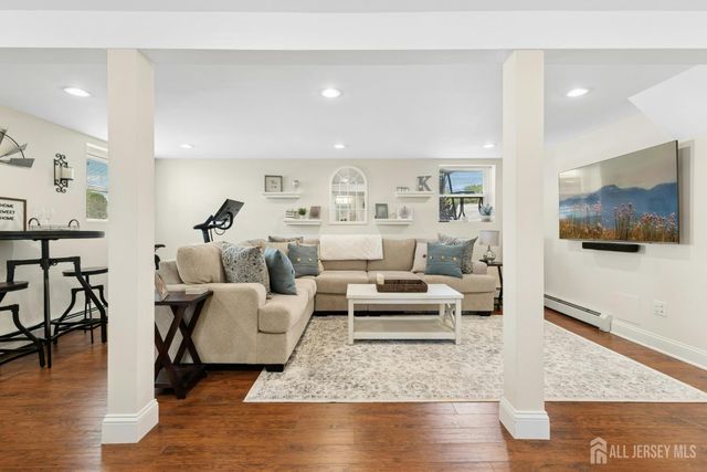 16 Neptune Place, Colonia, NJ 07067