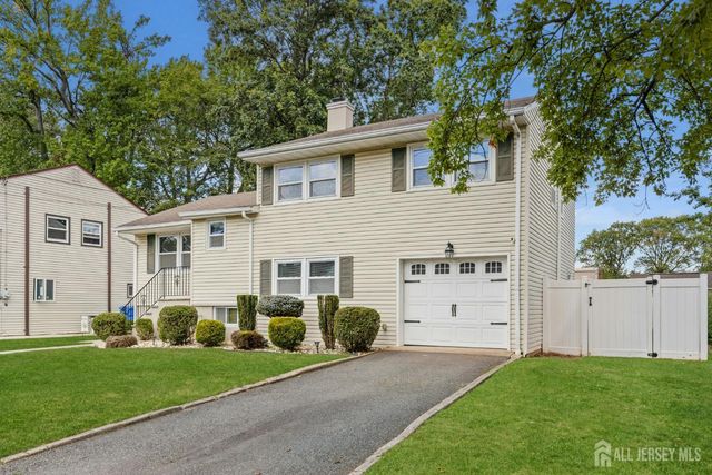 16 Neptune Place, Colonia, NJ 07067