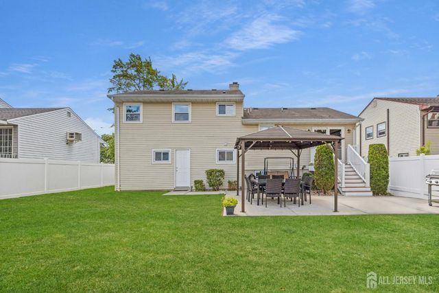 16 Neptune Place, Colonia, NJ 07067