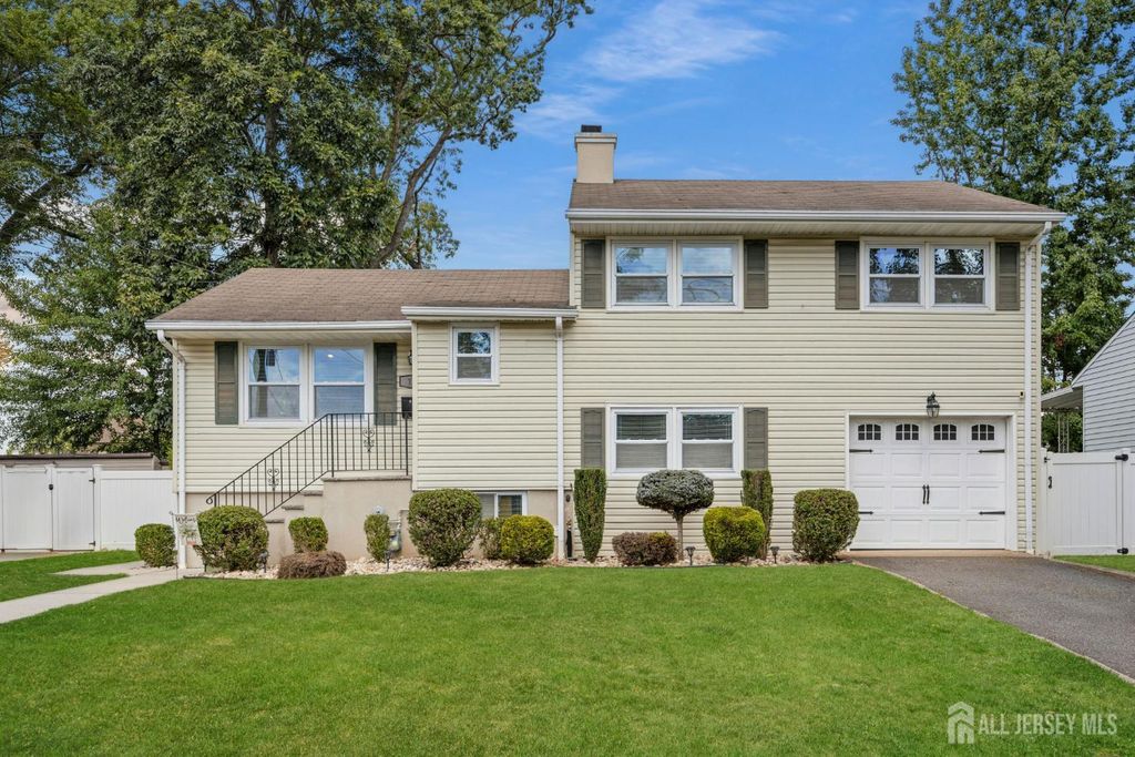 16 Neptune Place, Colonia, NJ 07067