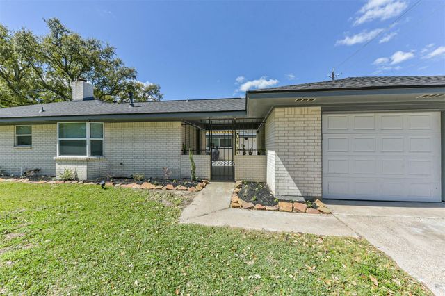 2011 N Palm Court, Pasadena, TX 77502