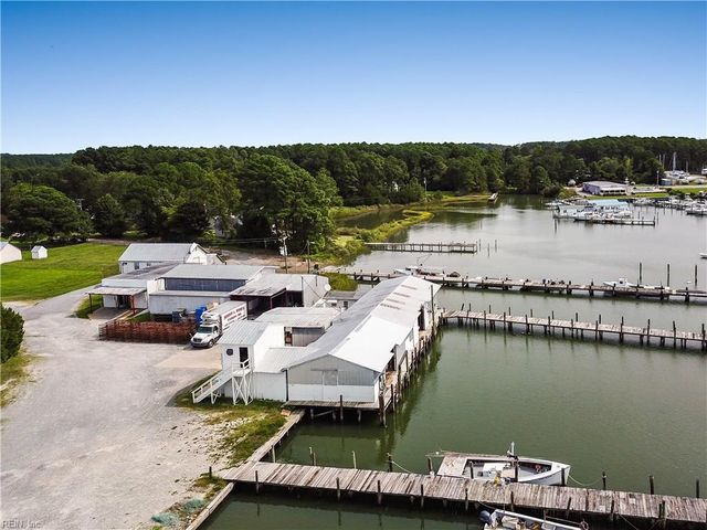 9662 Ban RD, Hayes, VA 23072