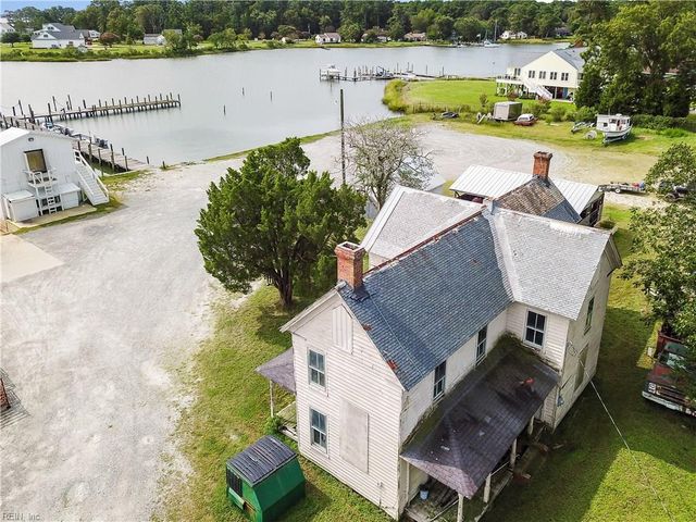 9662 Ban RD, Hayes, VA 23072