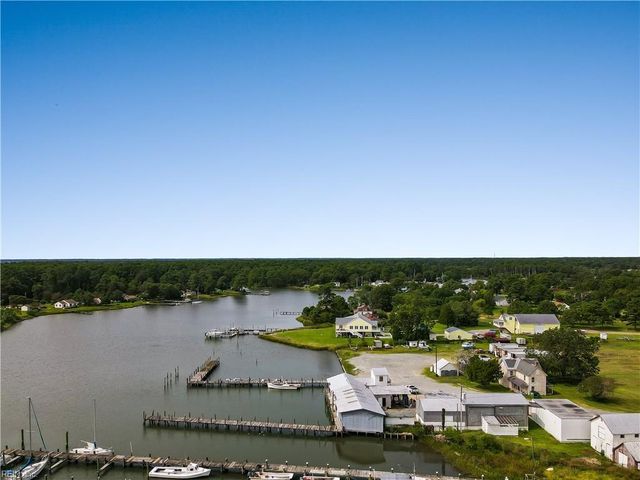 9662 Ban RD, Hayes, VA 23072