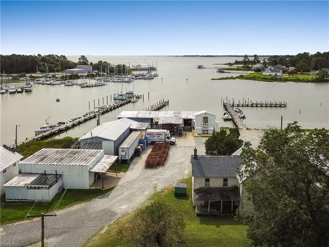 9662 Ban RD, Hayes, VA 23072