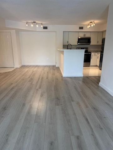 4828 N State Road 7 104, Pompano Beach, FL 33073