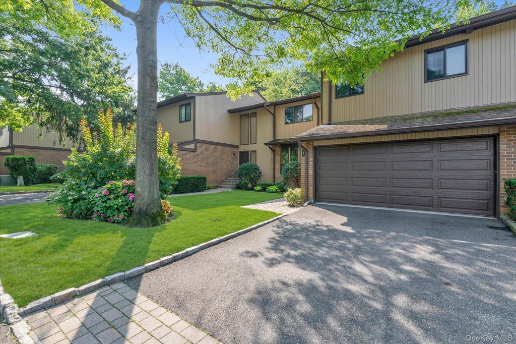 7 Wimbledon Drive, Roslyn, NY 11576 — photo 2
