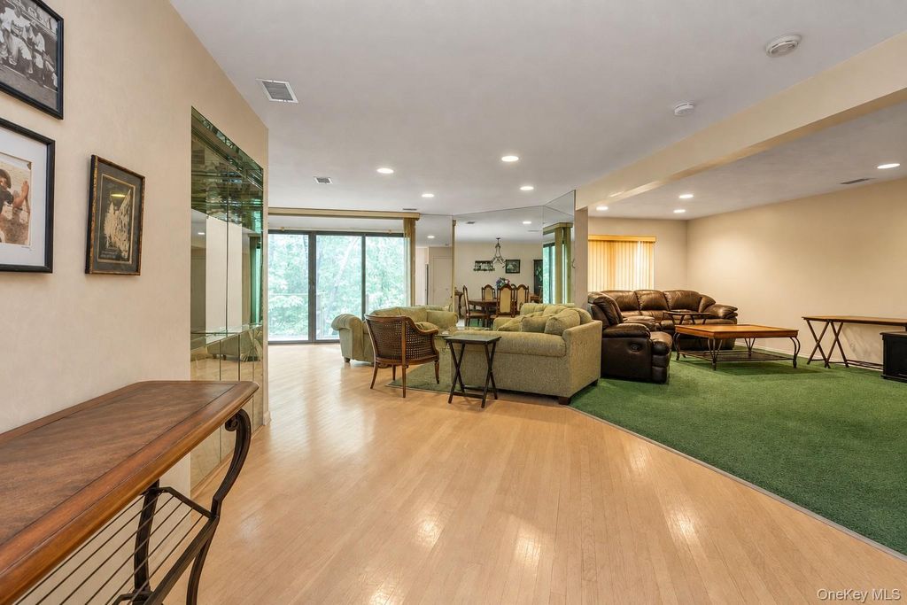 7 Wimbledon Drive, Roslyn, NY 11576 — photo 3
