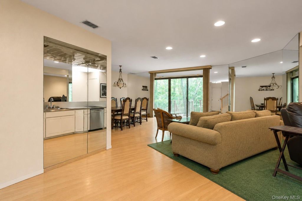 7 Wimbledon Drive, Roslyn, NY 11576 — photo 4