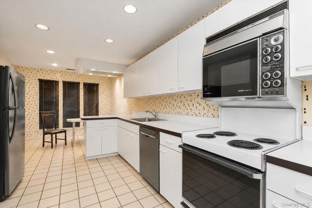 7 Wimbledon Drive, Roslyn, NY 11576 — photo 5