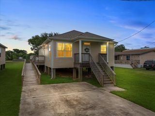 335 6th Street, San Leon, TX 77539