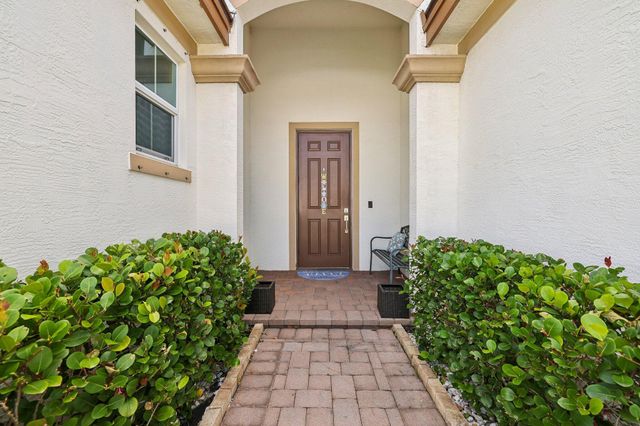 7222 NW Farnsworth Circle, Port St Lucie, FL 34987