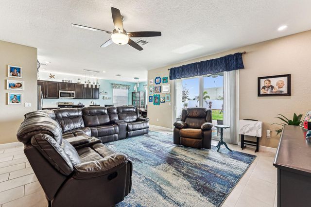 7222 NW Farnsworth Circle, Port St Lucie, FL 34987