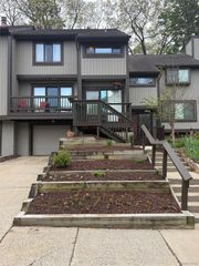 512 Victoria Square Boulevard, Brighton, MI 48116