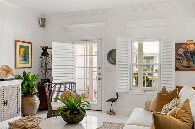 292 14th AVE S A, Naples, FL 34102