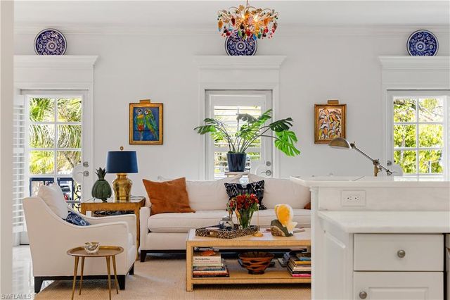 292 14th AVE S A, Naples, FL 34102