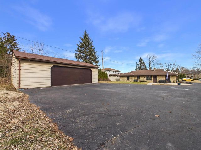 W180N8607 Town Hall ROAD, Menomonee Falls, WI 53051