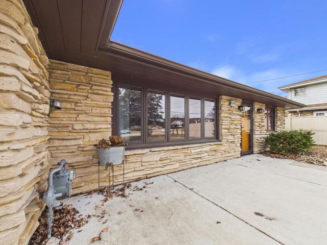 W180N8607 Town Hall ROAD, Menomonee Falls, WI 53051