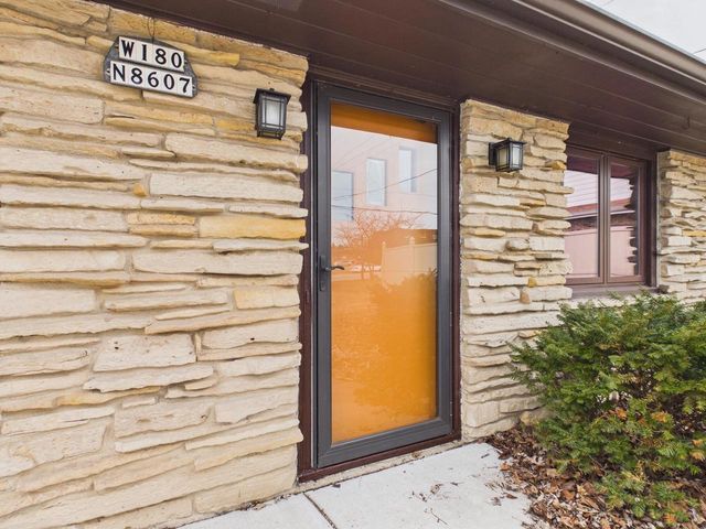 W180N8607 Town Hall ROAD, Menomonee Falls, WI 53051