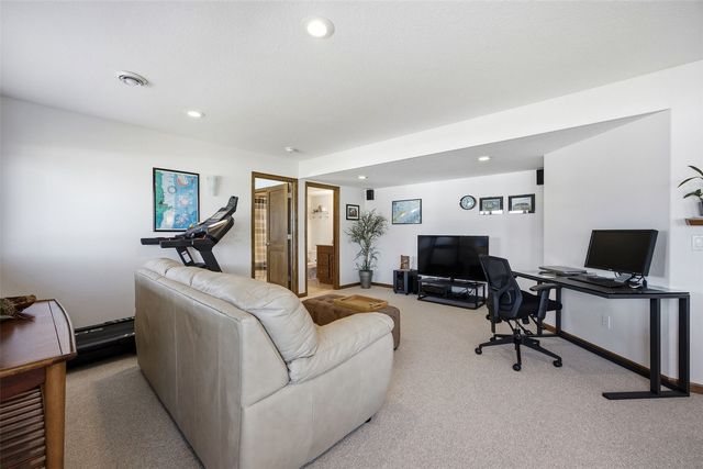 130 Woodland Court, Robins, IA 52328