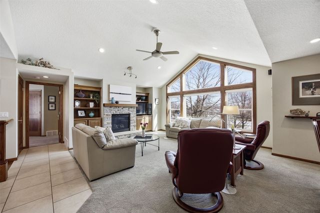 130 Woodland Court, Robins, IA 52328