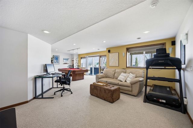 130 Woodland Court, Robins, IA 52328