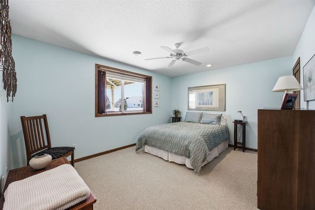 130 Woodland Court, Robins, IA 52328