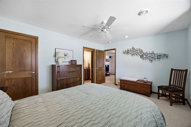 130 Woodland Court, Robins, IA 52328