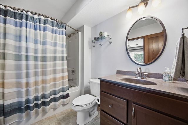 130 Woodland Court, Robins, IA 52328