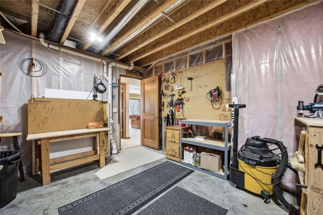 130 Woodland Court, Robins, IA 52328