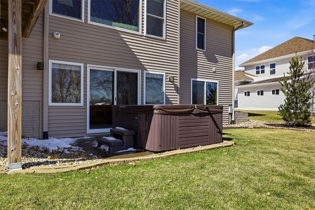 130 Woodland Court, Robins, IA 52328